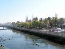 TAVIRA (Concelho de Tavira), 03.02.2005, Blick von der rmischen Brcke auf die Sdseite des Rio Gilo