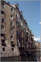 Das Ghetto Nuovo ist durch ausgesprochen hohe Huser geprgt. Einer der drei Zugnge ist die kleine hlzerne Brcke. Scan eines Dias aus dem Sommer 1980.