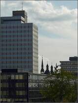 Die traditionelle Architektur verschwindet fast zwischen den Hochbauten in K�ln. 08.11.08 (Jeanny)