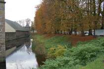 Wassergraben um das Wasserschloss Haus Kemnade