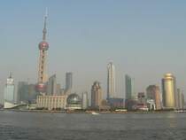 Das Gesch�ftsviertel von Shanghai mit dem bekannten Pearl Tower (links) vom Bund aus gesehen. April 2006