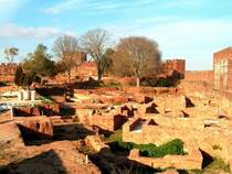 SILVES (Concelho de Silves), 24.01.2005, Blick von der Burgmauer in den Burghof, der aufgrund von Ausgrabungsarbeiten seinerzeit nicht betreten werden durfte
