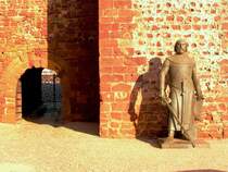 SILVES (Concelho de Silves), 24.01.2005, Statue von K�nig Sancho, die in den vergangenen Jahren an unterschiedlichen Standorten innerhalb des Burggel�ndes stand
