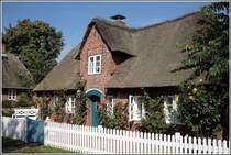 Ein fr Nieblum auf Fhr typisches, reetgedecktes Haus. 02.09.2006