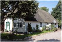 Ein f�r Nieblum auf F�hr typisches, reetgedecktes Haus. 02.09.2006