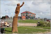 Diese hlzerne Figur grt die mit der Fhre in Wyk auf Fhr Ankommenden. Direkt am Anleger steht das Gebude der Wyker Dampfschiff-Reederei (W.D.R.). 30.08.2006