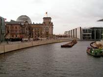 BERLIN, 18.11.2004, Blick von der Br�cke Wilhelmstra�e auf das Reichstagsufer