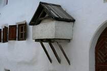 Herausragender Backofen eines Engadiner Hauses aus dem Jahre 1696 (entsprechend damaliger Bauweise Engadiner Backfen) in Scuol am 27.08.2008