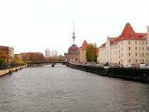 BERLIN, 18.11.2004, Blick von der Weidendammer Br�cke (Friedrichstra�e) auf die Spree, im Hintergrund Bodemuseum auf der Museumsinsel und Fernsehturm