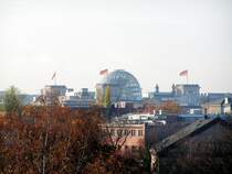 BERLIN, 16.11.2004, Blick aus dem Hotelzimmer auf die Kuppel des Reichstagsgebudes