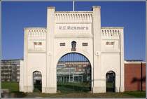 Auf dem ehemaligen Gelnde der Rickmers-Werft in Bremerhaven wurde die Agentur fr Arbeit errichtet. Das alte Werfttor bleibt als Denkmal erhalten. 03.05.2008