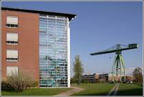 Die Agentur f�r Arbeit in Bremerhaven wurde auf dem ehemaligen Gel�nder der Rickmers-Werft errichtet. Ein Werftkran bleibt als Denkmal zur Erinnerung an die Werfttradition in Bremerhaven erhalten. 03.05.2008
