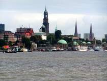 HAMBURG, 26.09.2004, Blick auf den Michel, das Hamburger Wahrzeichen