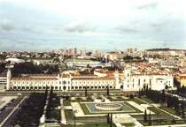 LISBOA (Concelho de Lisboa), 24.01.2001, Blick vom Denkmal der Entdeckungen im Ortsteil Bel�m auf das Hieronymitenkloster (Foto eingescannt)