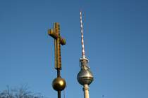 Das abmontierte Kreuz des Berliner Doms, das z.zt. (Dez 06) neben dem Dom steht. Im Hintergrund der Fernsehturm in dem sich (wie passend) die Sonne in einem Kreuz spiegelt. Diese Spiegelung hiess fr�her wohl  die Rache des Papstes . Das SED Regime hatte vergeblich versucht diese Spiegelung zu verhindern. 