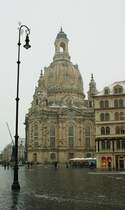 Klassischer Blick auf die Frauenkirche in Dreden, bei wenig klassischem Fotowetter.
(November 2008)