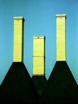 Die Kamine einer Fischr�ucherei in Svaneke (Aug. 1997)