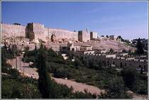 Jerusalems Altstadt ist von mchtigen Mauern umgeben. Scan eines Dias aus dem Mrz 1978.