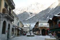 Charmonix Ende November 2005. Die Mittagssonne steigt nicht mehr ber den Gipfel des Mont Blanc und die Stadt liegt im eisigen Schatten des hchsten Berg von Europa. Whrend auf der italienischen Seite sonnig 3C ins Straencaf einluden, gab es hier -10C; 27.11.2005