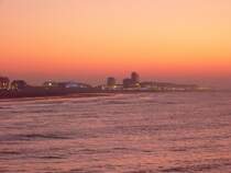 Die Abenddmmerung in Richtung Sden.
Die Aufnahme wurde auf dem Pier in Oostende gemacht. Leider ist das Bild nicht sehr scharf, sondern eher verschwommen, trotzdem finde ich es irgendwie stimmungsvoll.