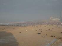 Am 3.01.09 fand in Oostende der  Tag der Eisbren  statt. Dieses Bild zeigt, wie ungefhr 6500 Leute nackt in die etwa 2-3 Grad kalte Nordsee rennen. Ein Tauch in´s neue Jahr 2009.
In der Niederlande hatte man dies auch vor, wegen der Klte aber wurde dann dieses Vorhaben abgebrochen. Viele rzte waren dagegen und haben die Leute davor gewarnt. Trotzde gab es viel  nackte Haut , sowie ein herbeistrmendes Publikum.