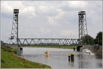 Sdwestlich von Elsfleth quert die B 212 die Hunte, die hier noch Seeschifffahrtsstrae ist. Damit die Seeschiffe passieren knnen, muss die Strae mit dieser Hubbrcke angehoben werden. 12.08.2007
