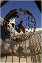 Der Globus am Deutschen Auswandererhaus in Bremerhaven wirft in der sptherbstlichen Abendsonne ein interessantes Schattenspiel. Aufnahmedatum: 10.12.2006