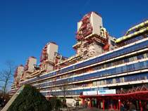 Lnge 257m, Breite 134m, Hhe 54m.Das Klinikum in Aachen, seit kurzem steht dieses Gebude unter Denkmalschutz als Zeugnis der Hightech Architektur in Deutschland.
