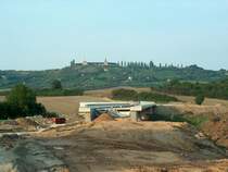 Laucha an der Unstrut - Brckenbau - da fehlt der neuen Brcke noch die Straenanbindung - oberhalb der Fliegerhort - 16.08.2005