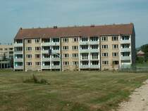 Laucha an der Unstrut - Der 3. f�r den Abriss vorgesehene 24-WE-Wohnblock Am Stadtfeld 67-69-71 - Foto vom 16.09.2006