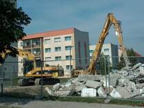 Laucha an der Unstrut - Abriss des 2. Wohnblocks Am Stadtfeld 43-45-47 - Foto vom 26.10.2005