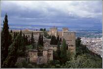 Hinter den schlichten Mauern der Alhambra in Granada verbergen sich Schtze maurischer Handwerkskunst. Nicht umsonst gehrt diese imposante Burg- und Schlossanlage zum Weltkulturerbe. Scan eines Dias aus dem Frhjahr 2000.