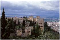 Hinter den schlichten Mauern der Alhambra in Granada verbergen sich Sch�tze maurischer Handwerkskunst. Nicht umsonst geh�rt diese imposante Burg- und Schlossanlage zum Weltkulturerbe. Scan eines Dias aus dem Fr�hjahr 2000.