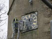 Laucha an der Unstrut - Zifferblattwechsel an der Kirchturmuhr - in luftiger H�he wird das neue Zifferblatt eingepasst - 16.11.2008