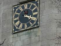 Laucha an der Unstrut - Anbringen der neuen Zeiger - Ein Mitarbeiter der Firma Glocken u. Turmuhren Beck aus K�lleda schraubt den kleinen Zeiger fest - 19.11.2008