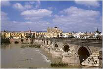 Blick entlang der Puente Romano ber den Guadalquivir zum Zentrum von Crdoba. Hinter der Brcke erhebt sich die Renaissance-Kathedrale aus dem groen Bau der Mezquita, einer Moschee, mit deren Bau im 8. Jahrhundert begonnen wurde. Scan eines Dias aus dem Frhjahr 2000.
