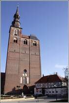 Der mchtige Turm der St. Stephanskirche berragt die Huser der Altstadt von Tangermnde deutlich. 10.02.2008