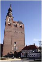 Der m�chtige Turm der St. Stephanskirche �berragt die H�user der Altstadt von Tangerm�nde deutlich. 10.02.2008