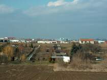 Laucha an der Unstrut - Blick vom Gymnasium zum Gewerbegebiet Am Ziegelohring �ber die Gartenanlage  Zur Sonne  - 04.03.2004