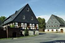 Der Chemnitzer Stadtteil Draisdorf hat sich seinen drflichen Charakter bis heute erhalten. Im Bild die Ortsmitte, wo die B107 von Chemnitz nach Rochlitz eine  scharfe  S-Kurve macht; Aufnahme vom August 2006.