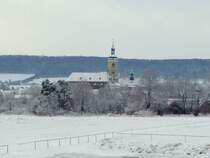 Laucha an der Unstrut - Blick ber die verscheiten Wiesen am alten Sportplatz zur Kirche - Foto vom 12.02.2009
