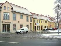 Laucha an der Unstrut - Die neue Sparkasse und die anschlie�enden H�user der Herrenstra�e - Foto vom 12.02.2009
