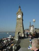 D�sseldorf, Rheinpromenade mit Pegeluhr