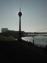D�sseldorf, Rheinpromenade mit Rheinturm und Landtag