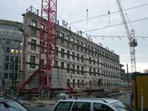 Eine sch�ne gro�e Fassade - aber nichts dahinter. Das Ganze stand in D�sseldorf an der s�dlichen Breite Stra�e am 04.03.2004.