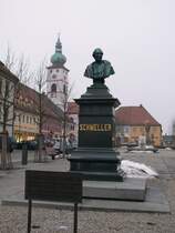 Schmeller-Denkmal in Tirschenreuth auf dem Marktplatz. Auf der unteren Tafeln steht: Johann Andreas Schmeller Geboren am 6.8.1785 in Tirschenreuth. Gestorben am 27.7.1852 in M�nchen. Sprach und Mundartforscher, Bibliothekar, Verfasser des bayrischen W�rterbuchs.

