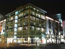 Gro�es Eckhaus an der K�nigsallee und Steinstra�e in D�sseldorf am Abend des 08.03.2004.