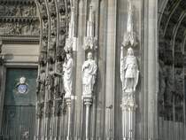 Eine Figurengruppe am Klner Dom.