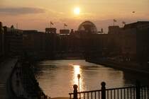 BERLIN, 03.03.2009, Blick vom Bahnhof Friedrichstra�e auf das Reichstagsgeb�ude