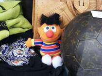 Ernie aus der Sesamstra�e im Schaufenster eines Second-Hand-Landens in Bochum am 30. M�rz 2008.